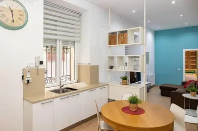 Una cocina o zona de cocina en Modern and spacious-2Bedrooms 1Bathroom-Malasaña