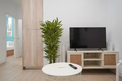 Una televisión o centro de entretenimiento en Modern Cozy -2Bedrooms 1Bathroom-Delicias