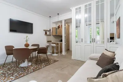 Una televisión o centro de entretenimiento en Modern and Bright-1Bedroom 2Bathrooms-La Latina