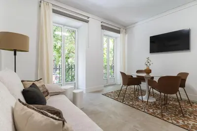 Una televisión o centro de entretenimiento en Modern and Bright-1Bedroom 2Bathrooms-La Latina