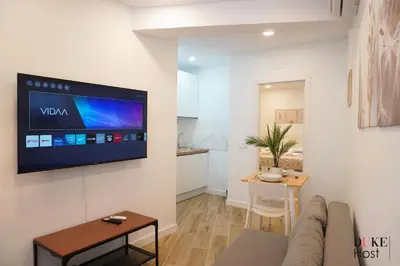 Una televisión o centro de entretenimiento en CH Oporto 2