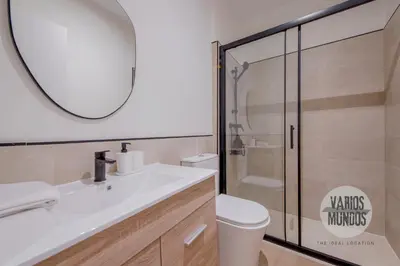 Un baño de Toque Fresco para 8, junto a Plaza España