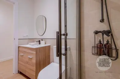 Un baño de Toque Fresco para 8, junto a Plaza España
