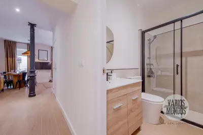 Un baño de Toque Fresco para 8, junto a Plaza España