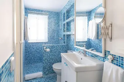 Un baño de Nice house with courtyard in Puerta del Angel - Mauregato