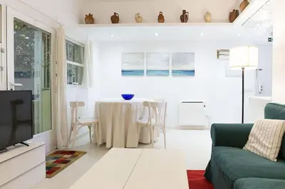 Una televisión o centro de entretenimiento en Nice house with courtyard in Puerta del Angel - Mauregato