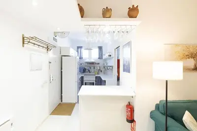Una cocina o zona de cocina en Nice house with courtyard in Puerta del Angel - Mauregato