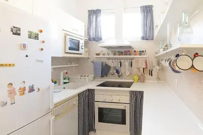 Una cocina o zona de cocina en Nice house with courtyard in Puerta del Angel - Mauregato