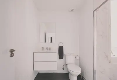 Un baño de Amplio Piso de 7 habs, 4 baños sobre calle Gran Vía