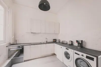 Una cocina o zona de cocina en Amplio Piso de 7 habs, 4 baños sobre calle Gran Vía