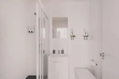 Un baño de Amplio Piso de 7 habs, 4 baños sobre calle Gran Vía