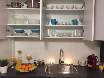 Una cocina o zona de cocina en NEW APT-LOCATION LOCATION LOCATION!(BAR)