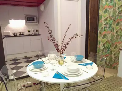 Una cocina o zona de cocina en NEW APT-LOCATION LOCATION LOCATION!(BAR)
