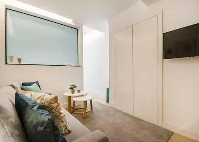 Una televisión o centro de entretenimiento en Serrano- Retiro Park-Plaza de Cibeles