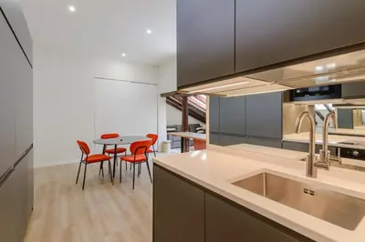 Una cocina o zona de cocina en GuestReady - Industrial gem near Plaza de España