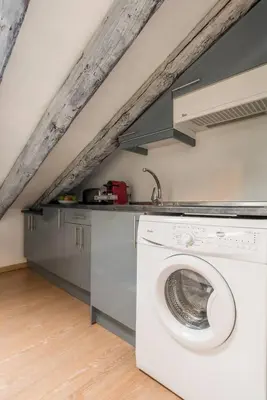 Una cocina o zona de cocina en Estudio nuevo - Gran Via Tarifa Mensual disponible