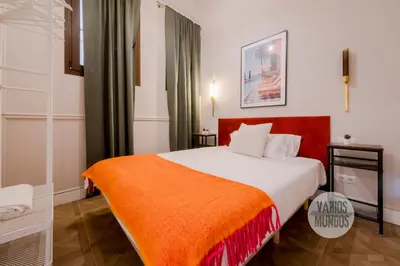 Cama o camas de una habitación en Confort y cultura para 10, en el vibrante Lavapiés
