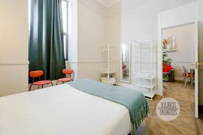 Cama o camas de una habitación en Confort y cultura para 10, en el vibrante Lavapiés