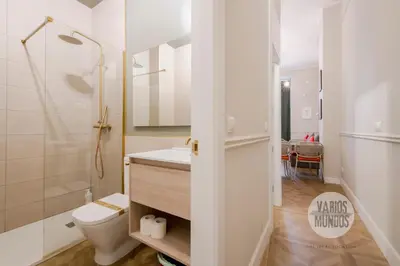 Un baño de Confort y cultura para 10, en el vibrante Lavapiés
