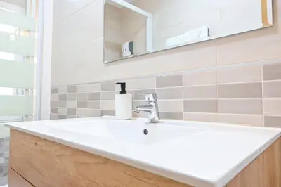 Un baño de For You Rentals Acogedor Apartamento TEMPORAL en Vallecas Tu Nuevo Hogar en un Barrio con Encanto MEN551A