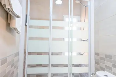 Un baño de For You Rentals Acogedor Apartamento TEMPORAL en Vallecas Tu Nuevo Hogar en un Barrio con Encanto MEN551A
