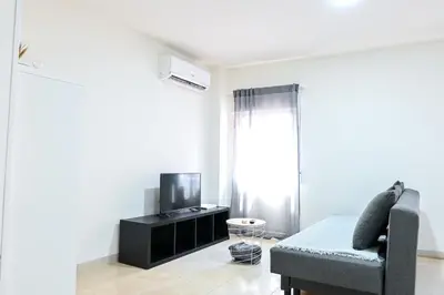 Una televisión o centro de entretenimiento en For You Rentals Acogedor Apartamento TEMPORAL en Vallecas Tu Nuevo Hogar en un Barrio con Encanto MEN551A