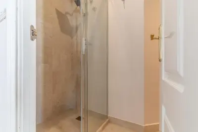 Un baño de Bright cozy-2bedrooms 1bath-Anton Martin