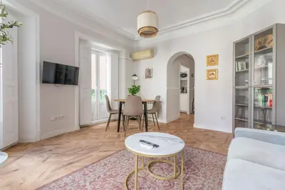 Una televisión o centro de entretenimiento en Bright cozy-2bedrooms 1bath-Anton Martin
