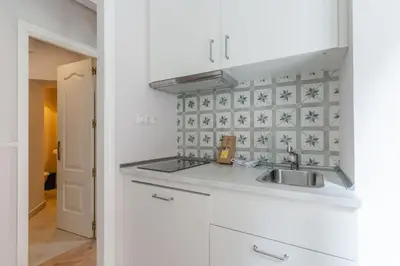 Una cocina o zona de cocina en Bright cozy-2bedrooms 1bath-Anton Martin