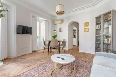 Una televisión o centro de entretenimiento en Bright cozy-2bedrooms 1bath-Anton Martin