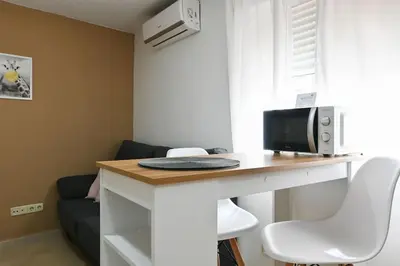 Una televisión o centro de entretenimiento en For You Rentals Acogedor Apartamento TEMPORAL en Vallecas Tu Nuevo Hogar en un Barrio con Encanto MEN551B