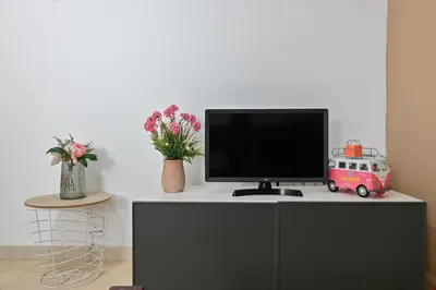 Una televisión o centro de entretenimiento en For You Rentals Acogedor Apartamento TEMPORAL en Vallecas Tu Nuevo Hogar en un Barrio con Encanto MEN551B