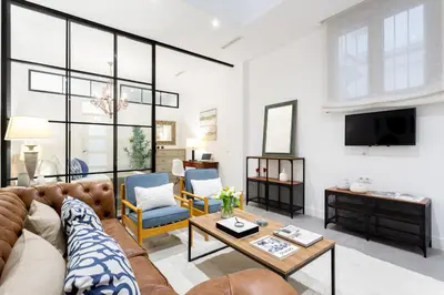 Una televisión o centro de entretenimiento en Apartamento Amplio y Acogedor en el centro de Chamberí