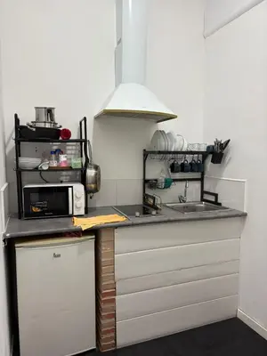Una cocina o zona de cocina en local adaptado Madrid