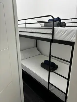Cama o camas de una habitación en local adaptado Madrid