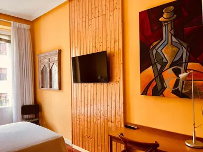 Una televisión o centro de entretenimiento en La casa de la escritora