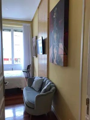 Una televisión o centro de entretenimiento en La casa de la escritora