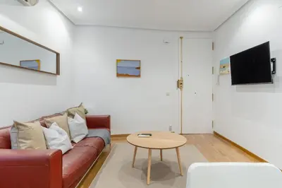 Una televisión o centro de entretenimiento en Central Cozy -1Bedroom 1Bath -Anton Martin