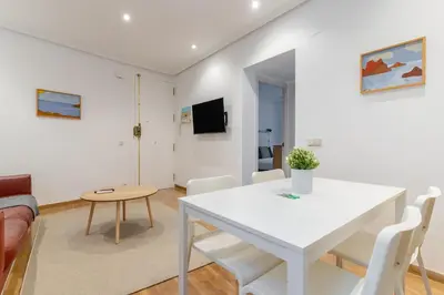 Una televisión o centro de entretenimiento en Central Cozy -1Bedroom 1Bath -Anton Martin