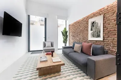 Una televisión o centro de entretenimiento en Homeclub Moderno Bajo Andrés Mellado I