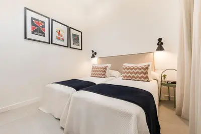 Cama o camas de una habitación en Homeclub Moderno Bajo Andrés Mellado I