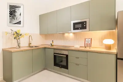 Una cocina o zona de cocina en Homeclub Moderno Bajo Andrés Mellado I