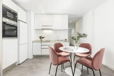 Una cocina o zona de cocina en Homeclub Modern Flat by Prado Museum & Retiro Moratin V