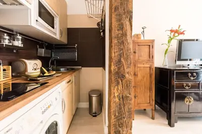 Una cocina o zona de cocina en YOUR COZY NEST PLAZA MAYOR - SOL - RASTRO - WIFI - Almendro