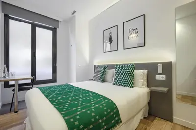 Cama o camas de una habitación en Dobo Madrid Galileo