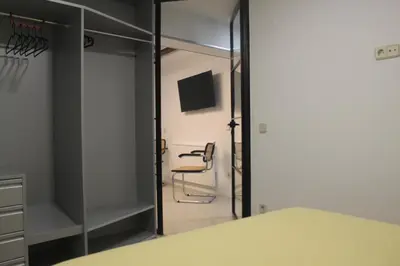 Una televisión o centro de entretenimiento en Madrid villa suites Rústico