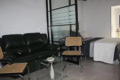 Zona de estar de Madrid villa suites Rústico