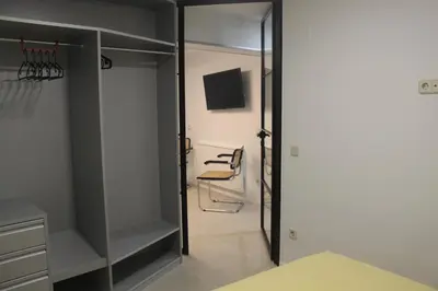 Una televisión o centro de entretenimiento en Madrid villa suites Rústico