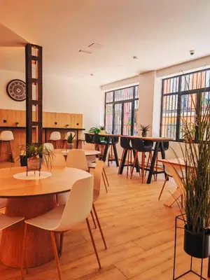 Un restaurante o sitio para comer en Urban Inn Capsule Madrid