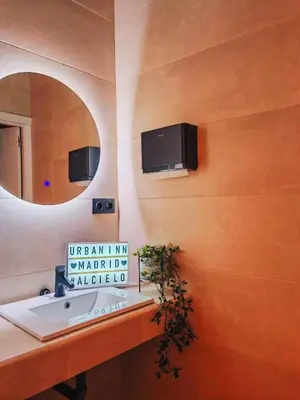 Una televisión o centro de entretenimiento en Urban Inn Capsule Madrid